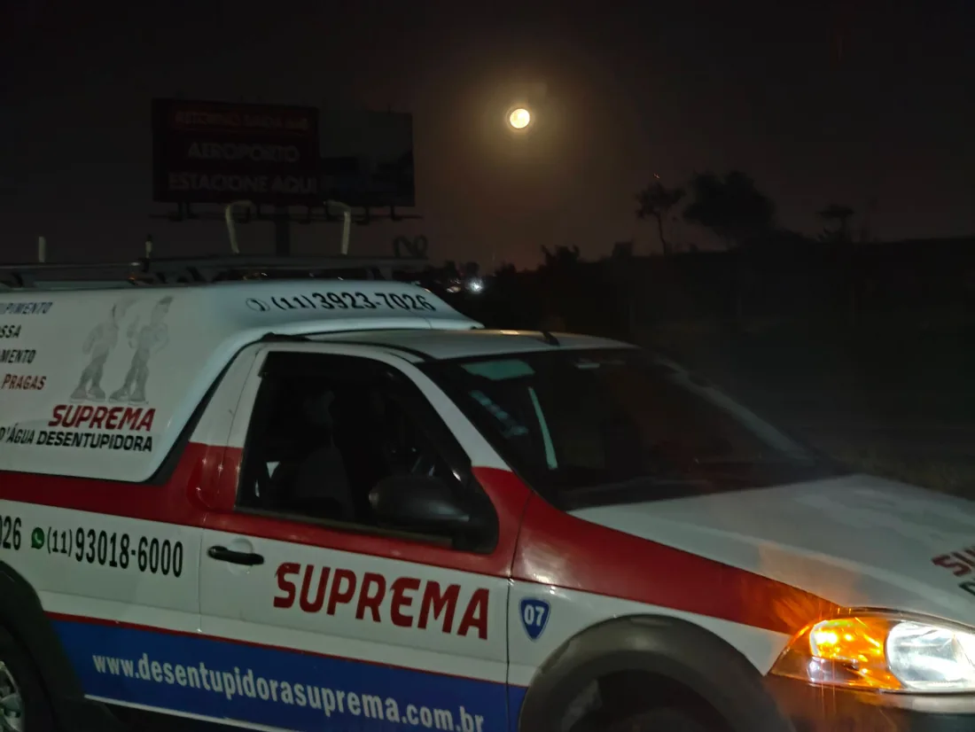 Veículo da Suprema Desentupidora em atendimento noturno 24 horas em Porto Alegre em Sapucaia do Sul, Porto Alegre