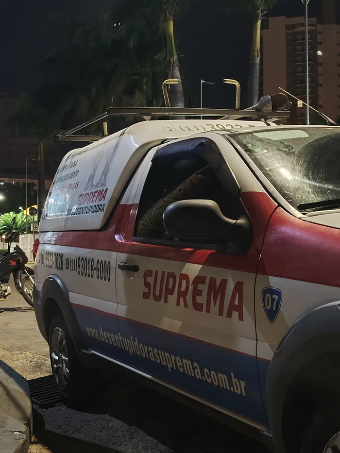 Técnico da Suprema desentupindo vaso sanitário em atendimento residencial em Porto Alegre em Alvorada, Porto Alegre