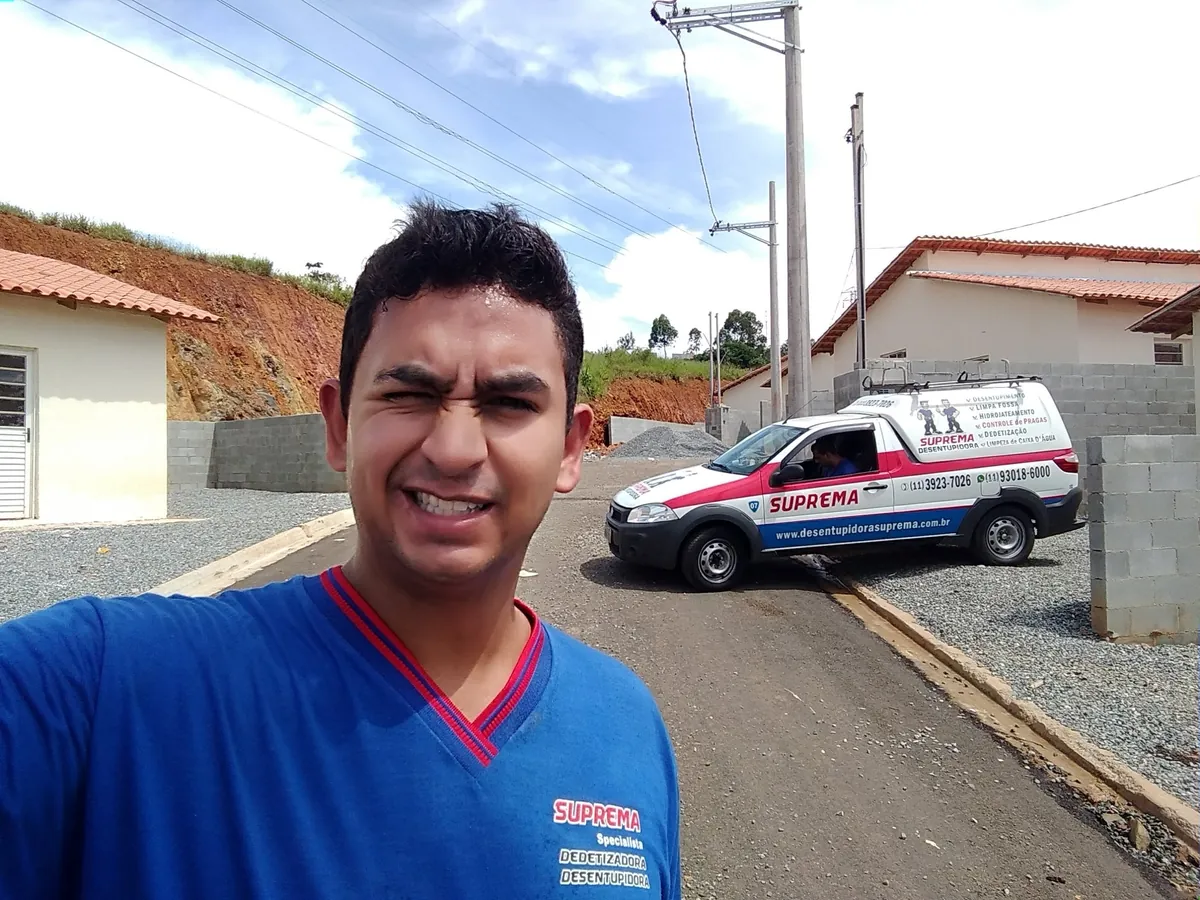 Técnico da Suprema e veículo de atendimento em obra residencial em Porto Alegre em Guaíba, Porto Alegre
